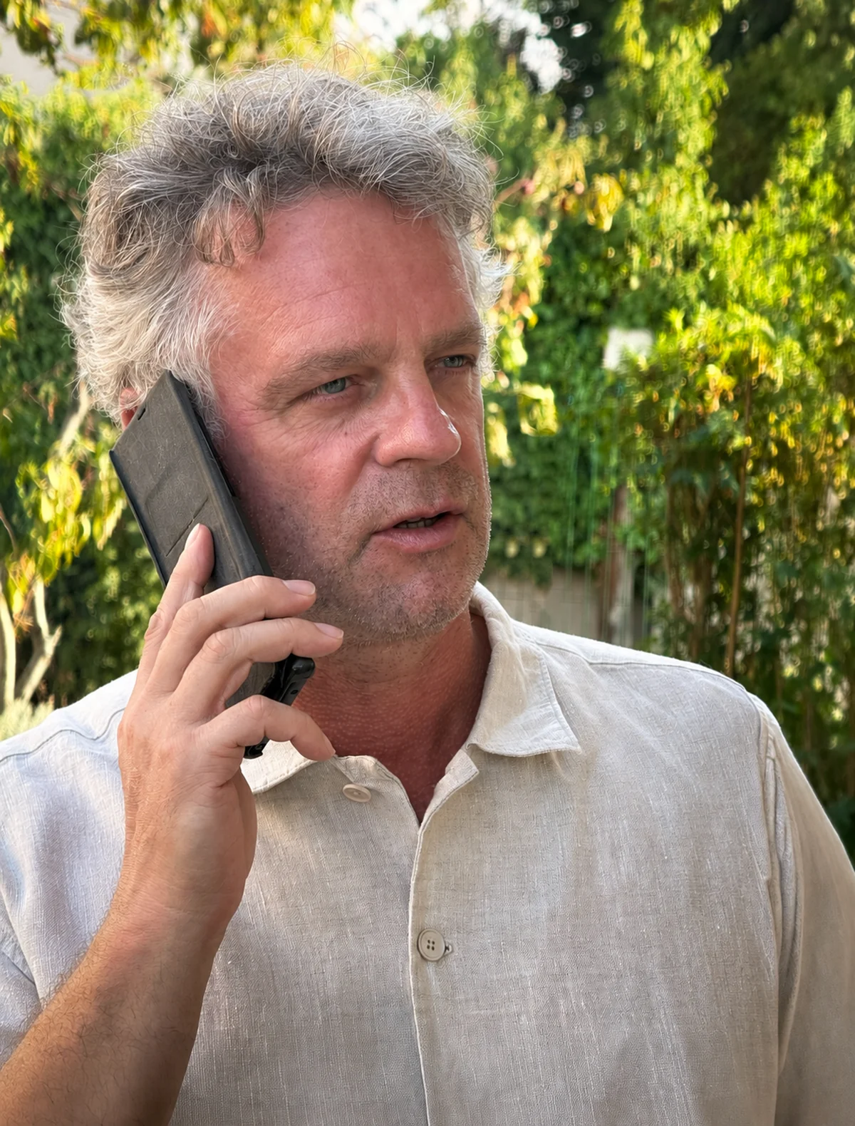 David Martin échange au téléphone.